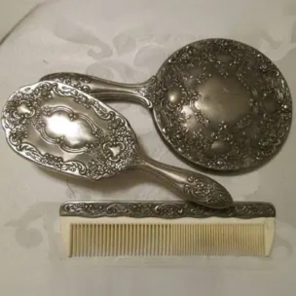 Vintage Victorian Silver Ornate Repousse’ Vanity Mirror, Brush, and Comb Set - Picture 2 of 16